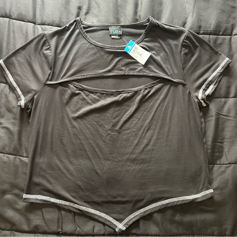Black cropped tee